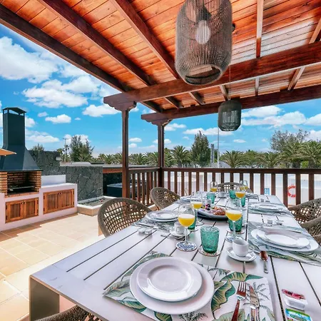 Будинок відпочинку Yeyos - Ocean Views, Pool, Bbq And Billiard By Lanzarote Плайя-Бланка